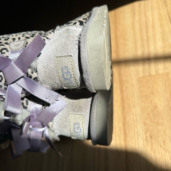 UGG Leopard Print Bailey Bow Boots Girls 9 - Picture 4 of 7